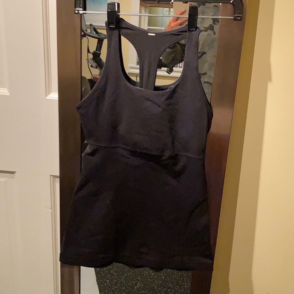 tight fit lululemon tank top